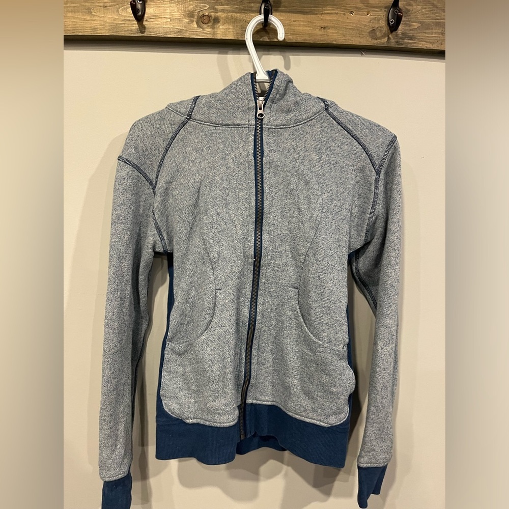 Older Lulu sweater size 4 as is